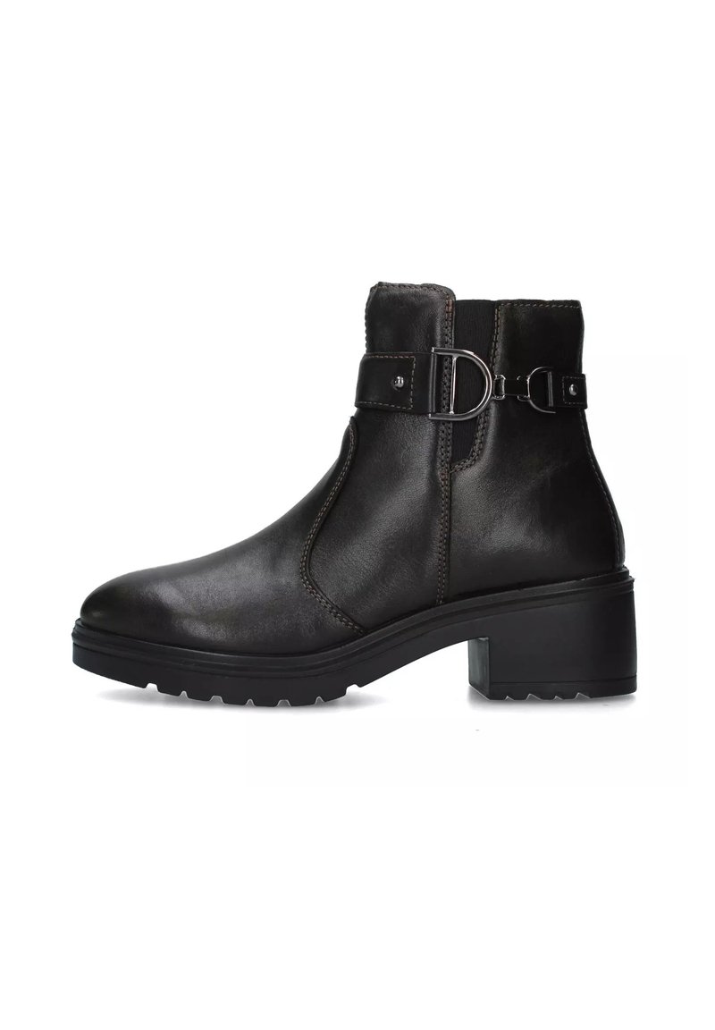 Stivale ankle in pelle nera con punta arrotondata, finitura testurizzata, fibbia decorativa, pannello laterale elastico e tacco spesso.
