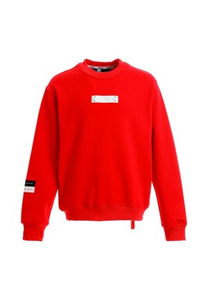 Sudadera de cuello redondo de un brillante color rojo, con mangas largas, parches rectangulares blancos en el pecho y en la manga izquierda, y puños y dobladillo acanalados.