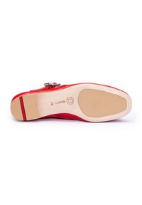 Semelle en cuir rouge avec finition lisse, profil fin et branding visible ; présente un design élégant avec une texture minimale et un orteil arrondi.