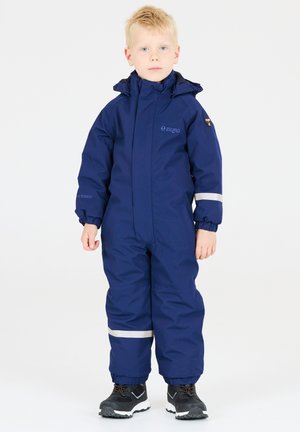 Tuta da neve isolante blu navy con cerniera frontale, polsini elastici e strisce riflettenti sulle gambe. Presenta un cappuccio e una fodera calda.