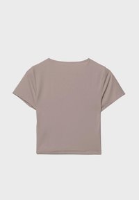 T-shirt corta taupe con maniche corte e scollo rotondo, stile corto, mostrata distesa su uno sfondo chiaro e uniforme.