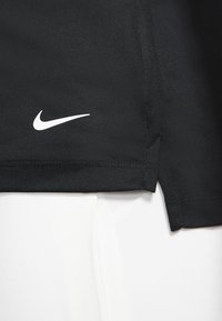 Černé sportovní tričko Nike s bílým logem, vyrobené z prodyšné tkaniny s texturovaným povrchem a moderním střihem s postranními rozparky.