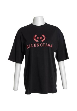 Zwart T-shirt met korte mouwen met roze "BB" laurierlogo boven roze "BALENCIAGA" tekst op de voorkant, weergegeven op een wit mannequintorso.