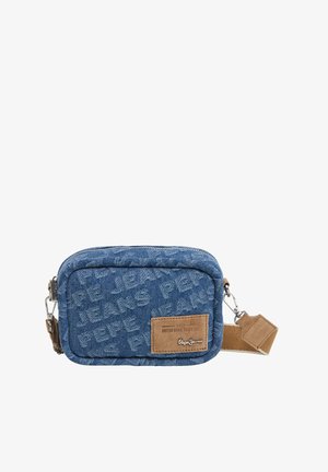 Borsa a tracolla in denim con una superficie blu texture, motivo a logo in rilievo, chiusura con zip piatta e una toppa in pelle marrone.