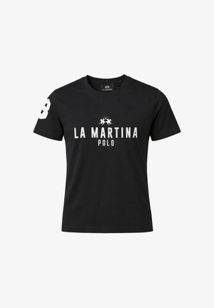 T-shirt nera a maniche corte con scritta bianca "LA MARTINA POLO" e logo con due giocatori di polo sul petto, e numero 8 bianco sulla manica destra.