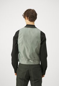 Isaac Dewhirst THE FASHION NOTCH SUIT SET - Κοστούμι - forest