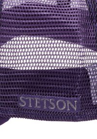 Violet tinklinė kepurė su struktūrizuotu dizainu, reguliuojama juostele ir sidabro siuvinėtu "STETSON" ženkleliu nugarinėje pusėje.