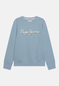 Světle modrý bavlněný svetr s kulatým výstřihem a žebrovanými manžetami. Na přední straně se nachází výrazné bílé logo "Pepe Jeans".