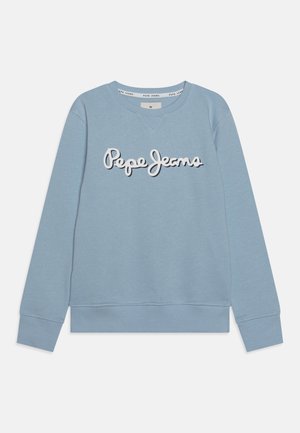 Sudadera de algodón azul claro con cuello redondo y puños acanalados. Presenta un destacado logo blanco "Pepe Jeans" en la parte frontal.