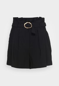 Černé šortky s vysokým pasem, skládacím designem a širokým opaskem se zaoblenou zlatou sponou. Hladká textura a přizpůsobený střih.