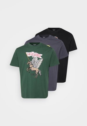 Trys marškinėliai žaliame, pilkame ir juodame spalvų, žaliuose marškinėliuose su sparnuoto arklio grafika ir užrašu „JACK & JONES“.