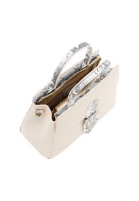 Beige håndtaske med en glat overflade, udstyret med håndtag i hvid og sort slangeskinds mønster og en guldfarvet spænde detaljer.