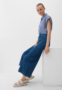s.Oliver REGULAR CULOTTE MIT AUFGESETZTEN TASCHEN - Flared Jeans - blau