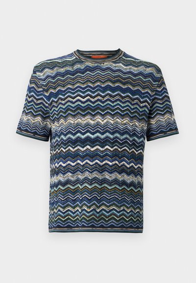 Cămașă cu mâneci scurte, prezentând un model zigzag multicolor în albastru, verde și crem. Confecționată dintr-un material texturat, cu decolteu rotund.