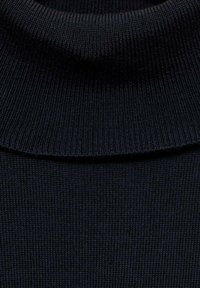 Tejido de punto azul marino con un diseño de cuello alto acanalado. Textura suave con un sutil acanalado horizontal y una silueta ajustada.
