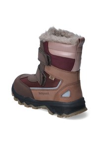 Bruine winterlaars met een hoge enkel, nepbontvoering, dubbele klittenbandsluitingen en een geëmailleerde rubberen zool voor grip. Accenten in bordeauxrood en grijs.