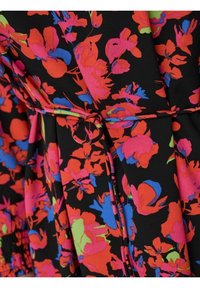Robe fleurie avec un fond noir, présentant des fleurs vibrantes roses, bleues et vertes, un détail de ceinture à la taille, et un tissu doux et texturé.