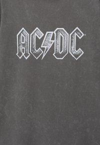 Siva majica kratkih rukavov iz mehke tkanine z obrabljeno belo AC/DC logotipom in zasnovo strele.