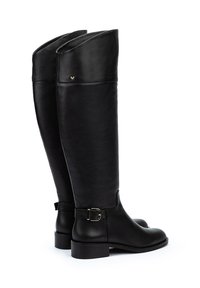 Botas de cuero negras hasta la rodilla con un diseño elegante. Las características incluyen una puntera redondeada, tacón bajo y un detalle de hebilla en el lado. Textura suave.