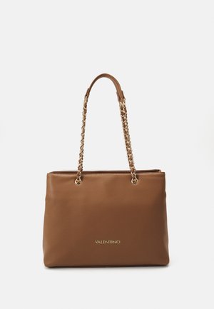 Brązowa skórzana torba typu tote Valentino z złotymi łańcuszkowymi uchwytami i logo Valentino z przodu na białym tle.