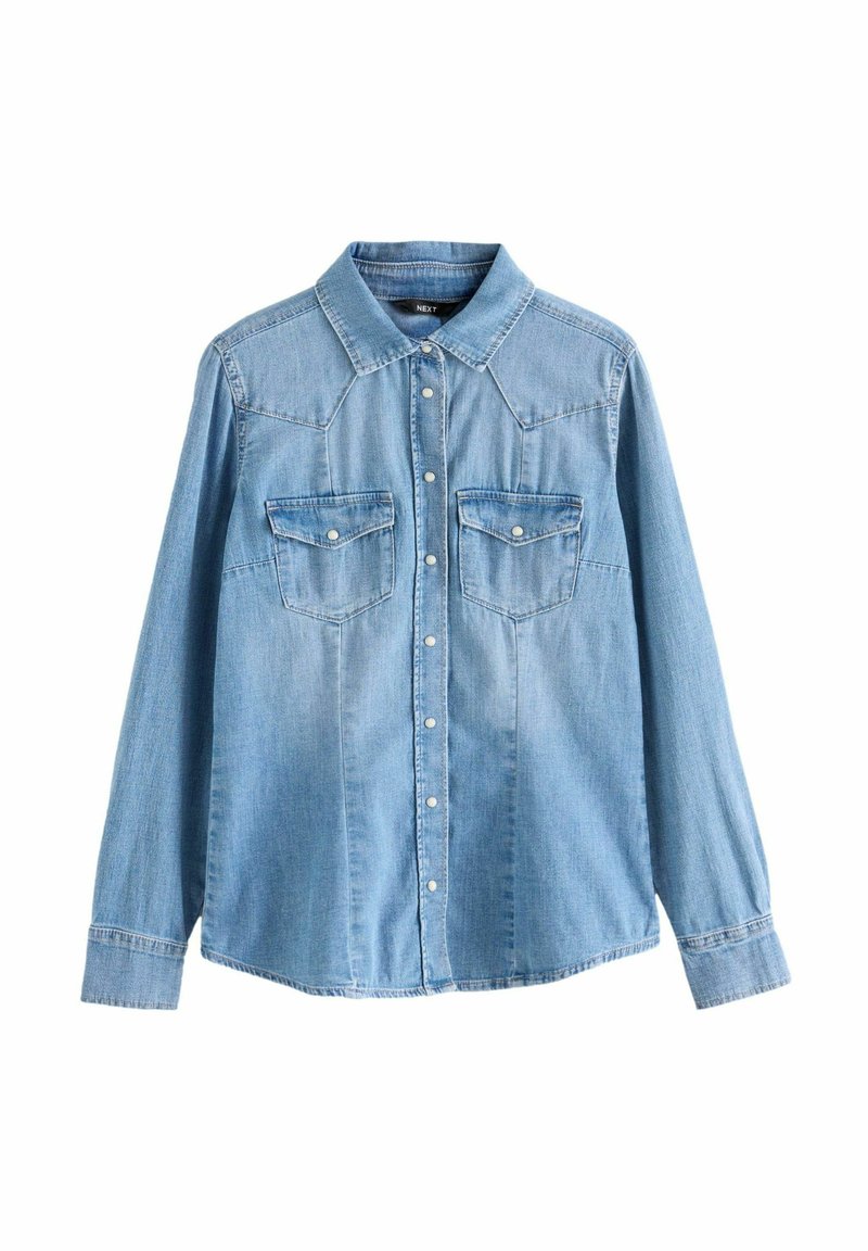 Lichtblauwe denimblouse met een puntige kraag, lange mouwen en twee voorzakken. Voorzien van een knoopsluiting en gestikte accenten.