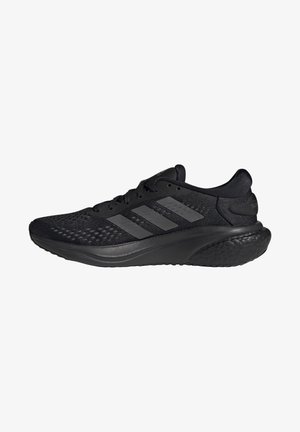 Chaussure de course noire basse avec semelle texturée et trois bandes latérales gris foncé, vue de côté extérieur.