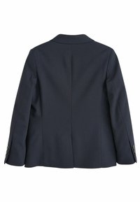 Blazer marine avec un design ajusté, revers crantés, manches longues et poignets à trois boutons. Texture lisse et détails de couture précis.