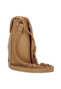 Borsa a tracolla in pelle di colore tan con una silhouette sottile, dotata di una lunga tracolla e chiusura con zip. Dettaglio in metallo con etichetta visibile.