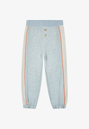 Pantalones deportivos azul claro con una raya gris, ribete lateral naranja, puños elásticos y dos botones dorados en la cintura. Tela suave y texturizada.