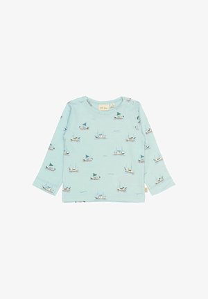 Cămașă cu mânecă lungă, de culoare albastru deschis, cu un model jucăuș de bărci, realizată dintr-un material moale, având detalii cu nasturi tip snap la umăr.
