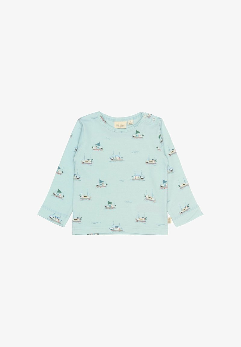 Chemise bleu clair à manches longues ornée d'un motif de bateaux ludique, fabriquée en tissu doux avec un détail de bouton pression à l'épaule.