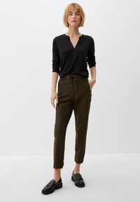 s.Oliver KARIERTE  - Pantalon classique - olivgrün