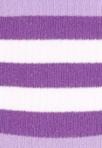Fioletowa i biała dzianina w paski o różnej szerokości pasów; widoczne miękkie włókno, wykonana z lekkich materiałów.