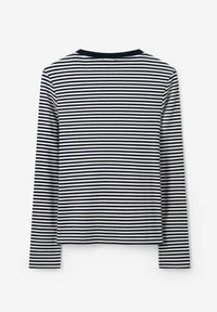 Langsleeve shirt met horizontale zwart-witte strepen, een ronde hals en een zachte, gladde textuur over het geheel.