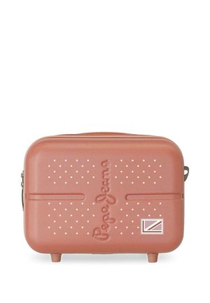 Maleta pequeña rectangular de carcasa dura en color terracota con patrón de puntos, logo de Pepe Jeans en relieve y un pequeño emblema de bandera en el frente.
