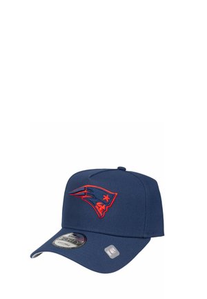 Marineblaue verstellbare Kappe mit rotem New England Patriots-Logo auf der Vorderseite und NFL-Etiketten am Schirm.