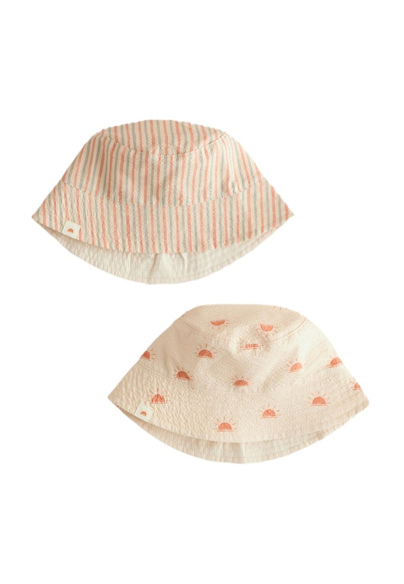 Deux bob : celui du haut est rayé rose et beige, celui du bas présente des motifs de soleil corail sur un fond clair. Tissu doux, bords larges.