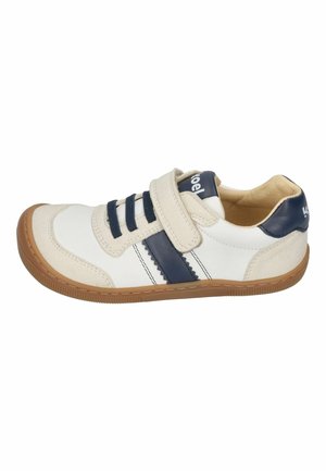 Weiße und beige Kindersneaker mit dunkelblauen Streifen, elastischen Schnürsenkeln, einem Klettverschluss und brauner Gummisohle.