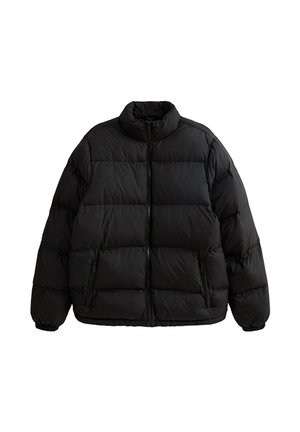 Zwarte pufferjack met een hoge kraag, ritssluiting en twee zijzakken. Heeft gequiltede secties en elastische manchetten voor extra warmte.