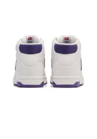 High-Top Sneaker aus weißem Leder mit lila Akzenten. Bietet strukturierte Einsätze und einen gepolsterten Kragen für zusätzlichen Komfort. Robuste Außensohle.