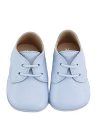 Par de suaves zapatos de bebé azul claro con cordones atados en un lazo, forro interior beige, mostrados desde una vista superior sobre un fondo blanco.