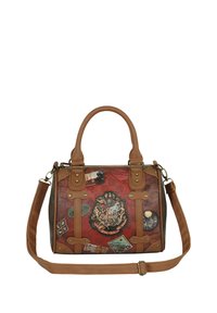 Sac à main en simili cuir marron avec un motif texturé rouge, orné de patchs sur le thème du voyage, avec des poignées doubles et une bandoulière réglable.