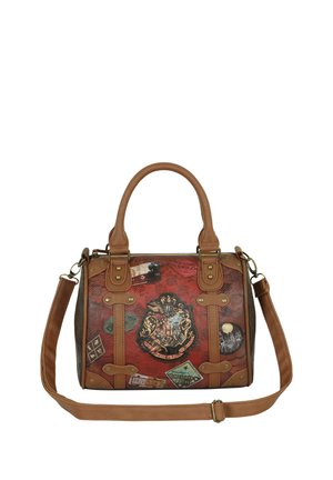 Sac à main en simili cuir marron avec un motif texturé rouge, orné de patchs sur le thème du voyage, avec des poignées doubles et une bandoulière réglable.