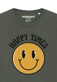 Dunkelgrünes Baumwoll-T-Shirt mit einem gelben Smiley-Gesicht-Design und schwarzem Text "HAPPY TIMES" darüber. Rundhalsausschnitt und weicher Stoff.