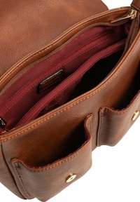 Borsa a mano in pelle marrone con superficie testurizzata. L'interno presenta una fodera in tessuto bordeaux e scomparti con cerniera. Include due tasche laterali.