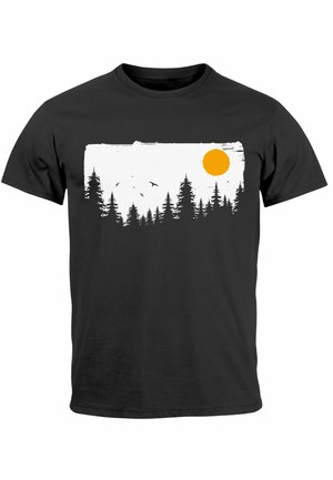 Schwarzes Baumwoll-T-Shirt mit einem weißen und orangefarbenen Grafikdesign von Bäumen, einer Sonne und Vögeln, mit einem abgenutzten Farbeffekt und kurzen Ärmeln.