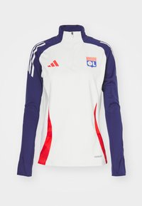 Jersey blanco de manga larga con cuello alto, mangas en azul marino, acentos laterales rojos y el logo del Olympique de Lyon en el pecho. Presenta la marca Adidas.