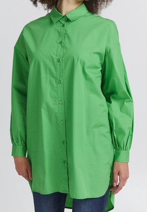 Camicia verde a maniche lunghe con bottoni realizzata in tessuto leggero, con collo a camicia, maniche con polsino e orlo leggermente curvo.
