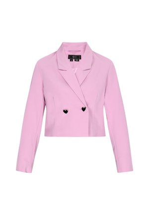 Kratek roza blazer s dolgimi rokavi, zarezanim ovratnikom, dvojnim zapenjanjem spredaj in črnimi gumbki v obliki srca kot poudarki. Gladka tekstura.