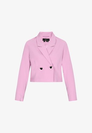 Rožinis švarkas, trumpintas, su ilgomis rankovėmis, iškirptu apykakle, dvigubais mygtukais priekyje ir juodais širdelės formos mygtukais kaip akcentais. Lygus tekstūras.